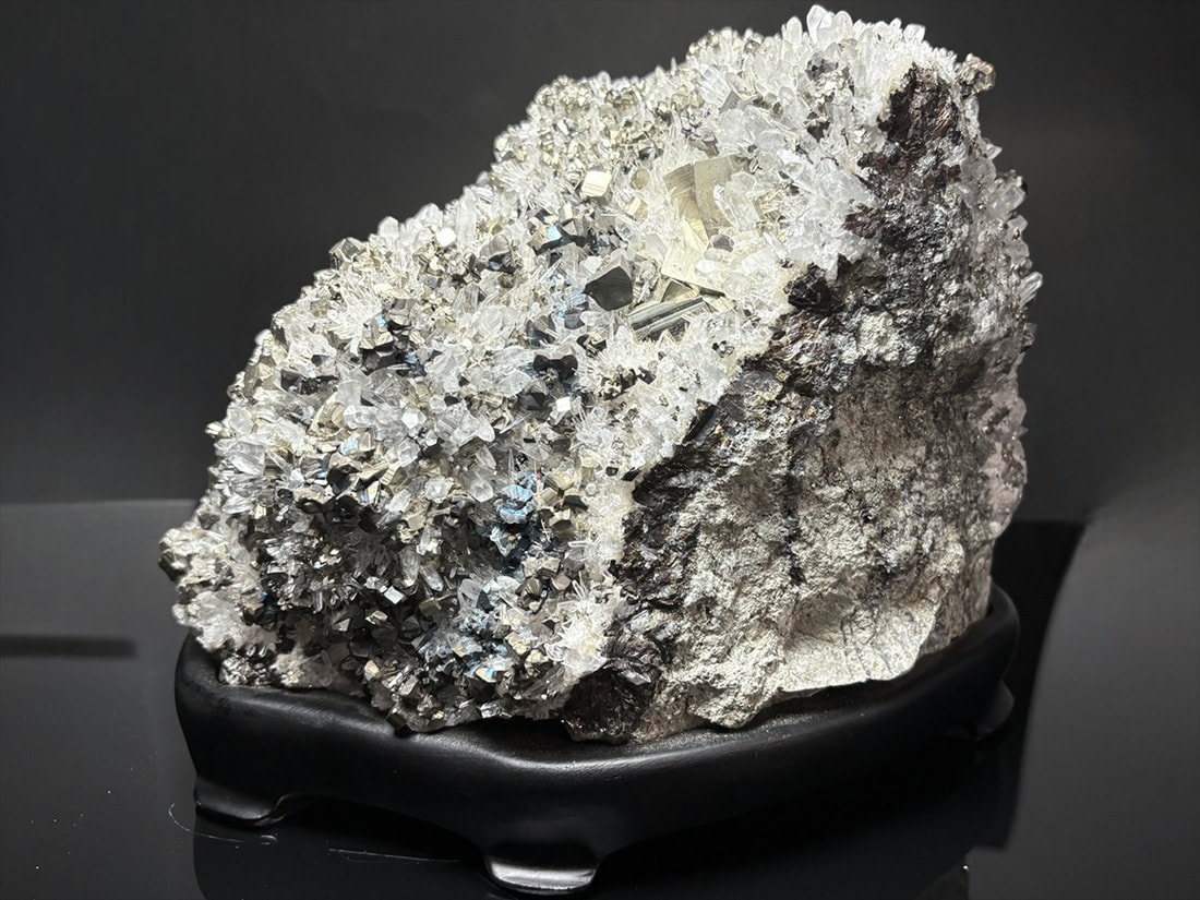 尾太鉱山産 黄鉄鉱 水晶 共生 / Pyrite with Quartz (木製台座付き)