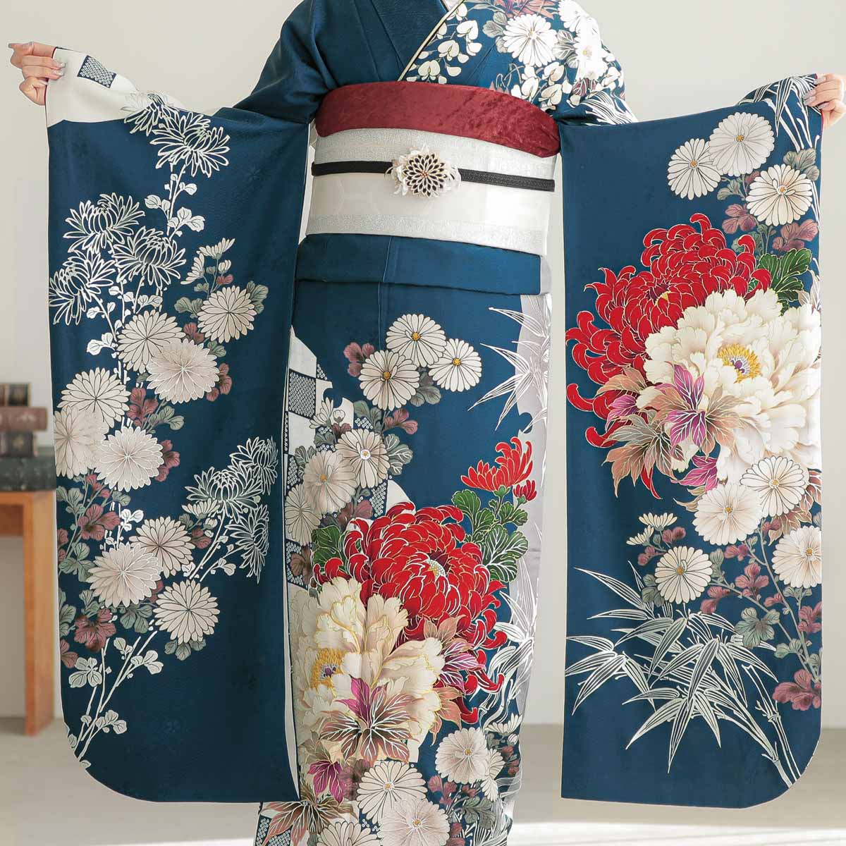 鉄紺 菊牡丹に笹（【振袖・袋帯・長襦袢のセット商品】） | FURISODE