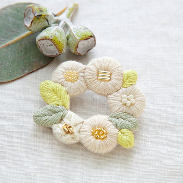 Piece (ピース) 刺しゅうキット 『fioret wreah brooch ブローチ white