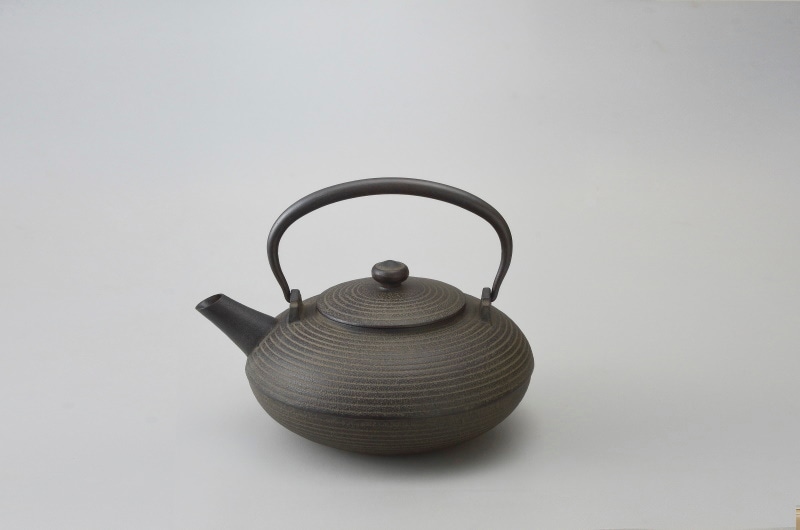 鉄瓶 IH 直火 両対応 常々シリーズ 糸目・小・鉄蓋 1.0L 濃茶（本漆