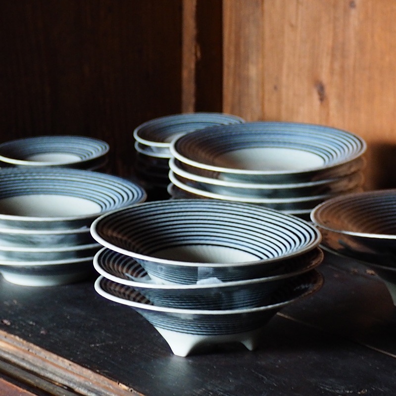 藍駒 三つ足中鉢 | すべて | マルヒロオンラインショップ