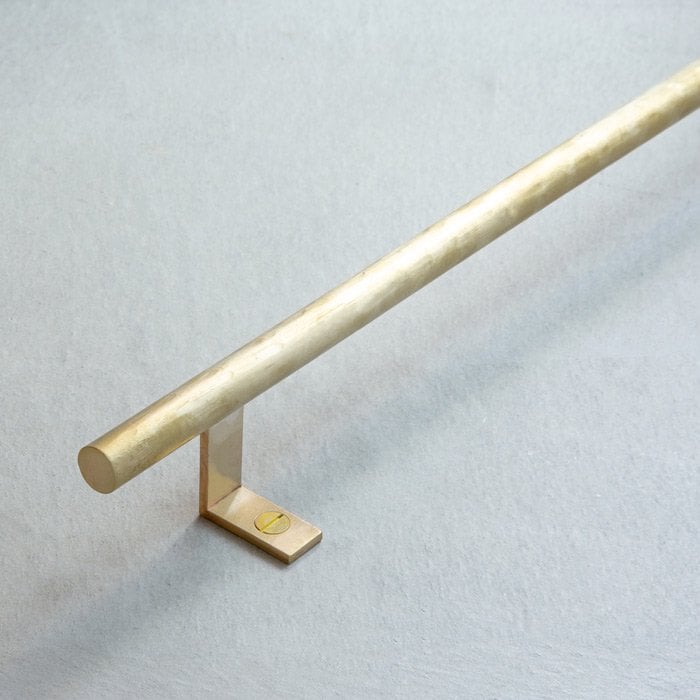 直径は約、1,110ミリの舵輪材質はチーク材中央部は真鍮インテリア