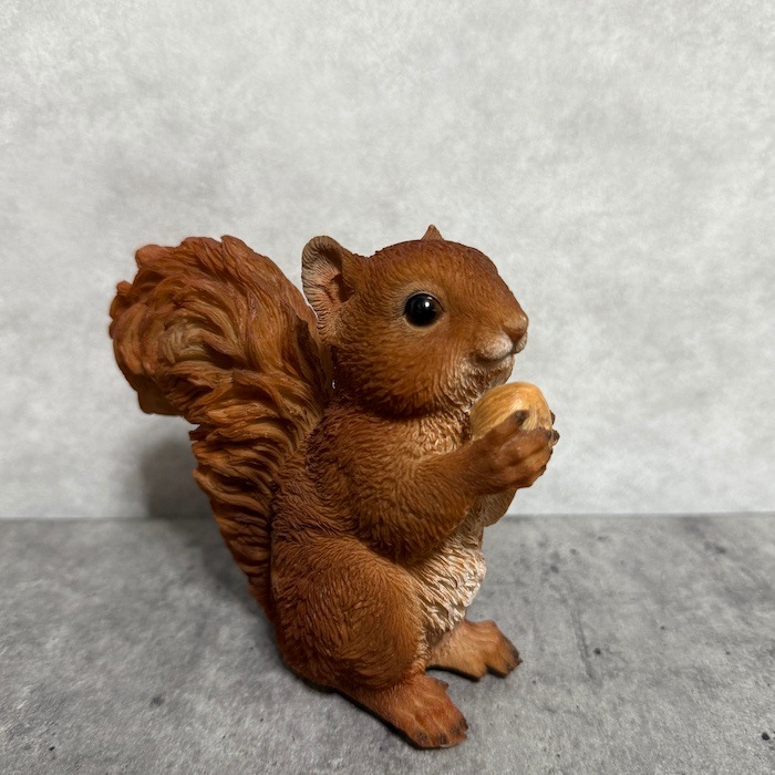 置物 松ぼっくりを掴むリス かわいい woobia ウービア おしゃれ