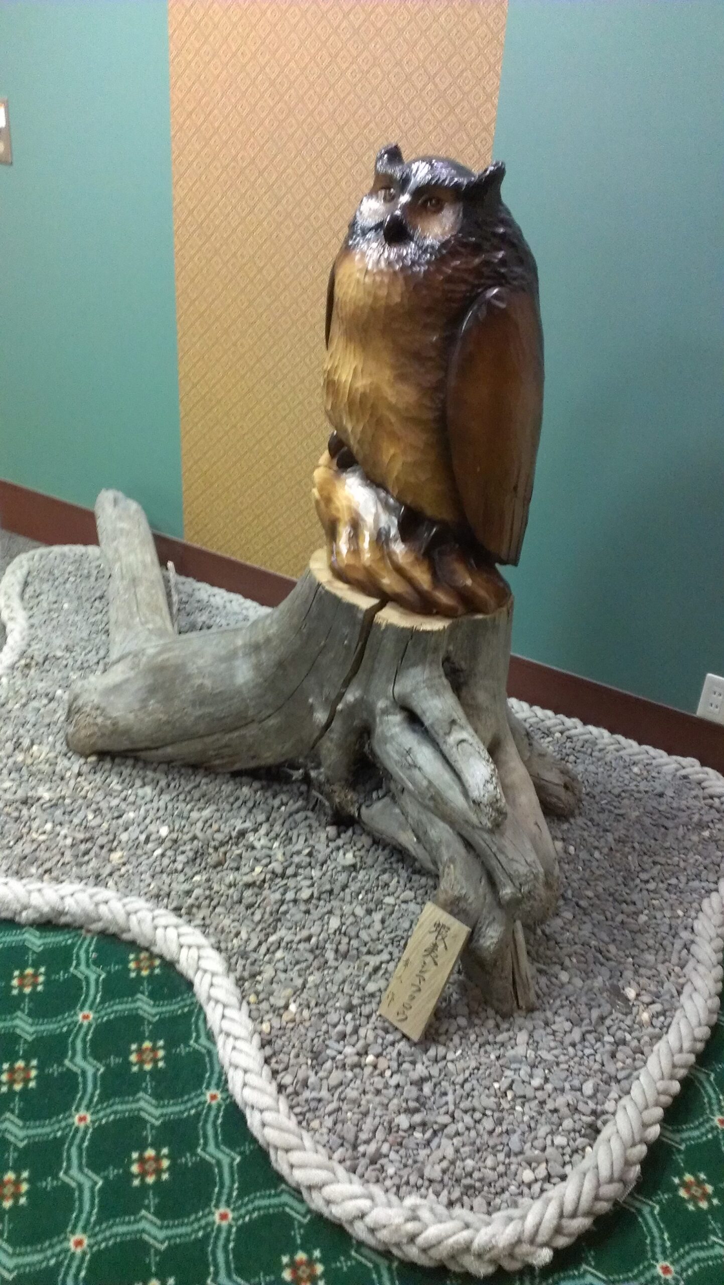 木彫りのフクロウの見方 7 羽を広げたフクロウ 動と静 | 木彫り屋店長