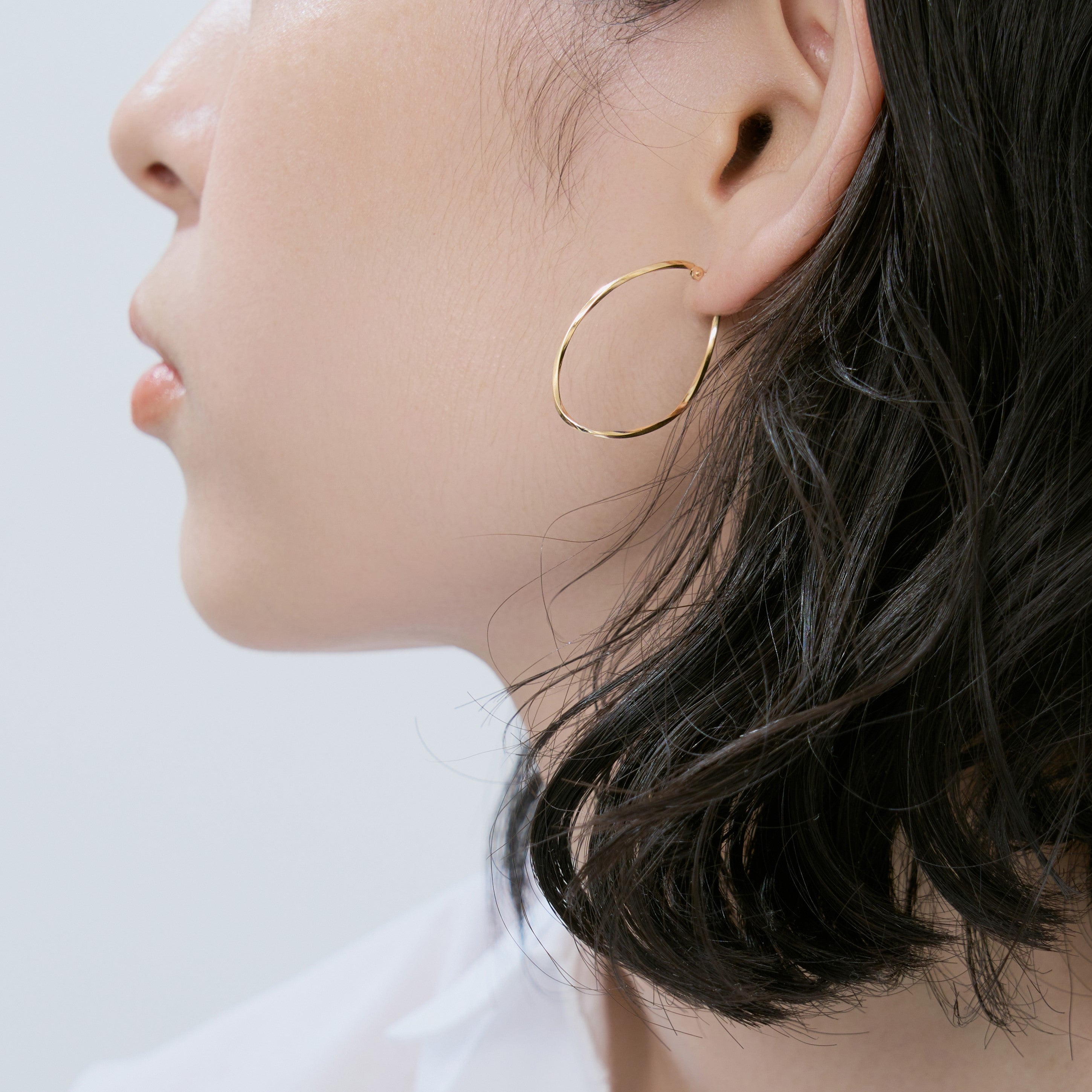 agete K10 YG ひねりオーバルフープピアス マット加工ピアス agete