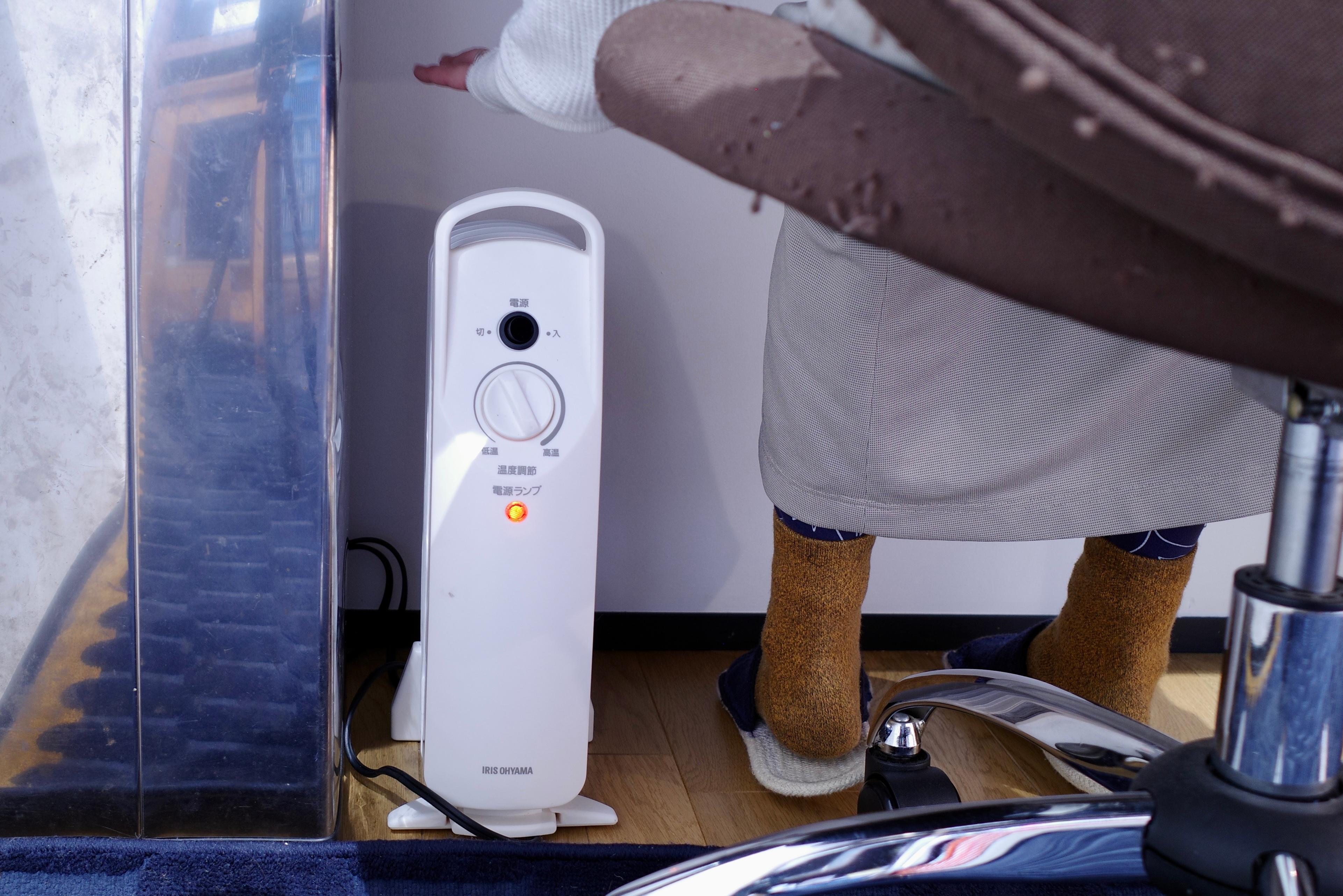 もう足元を冷やさない！小型オイルヒーターで冬のデスクワークを快適に