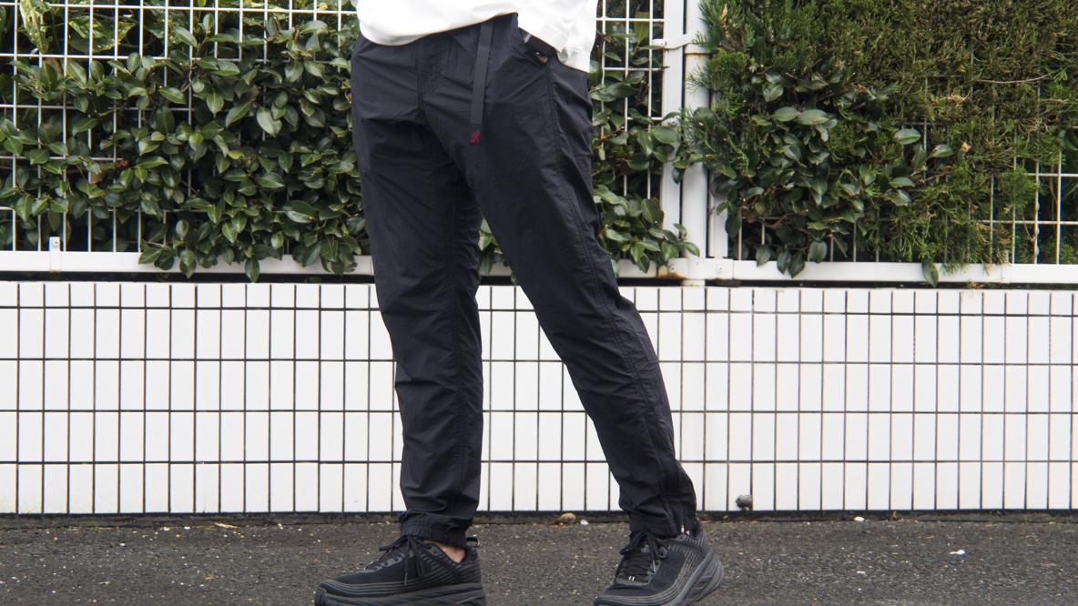 グラミチのアウトドアにもイケちゃうハイスペックな1着。パッカブル