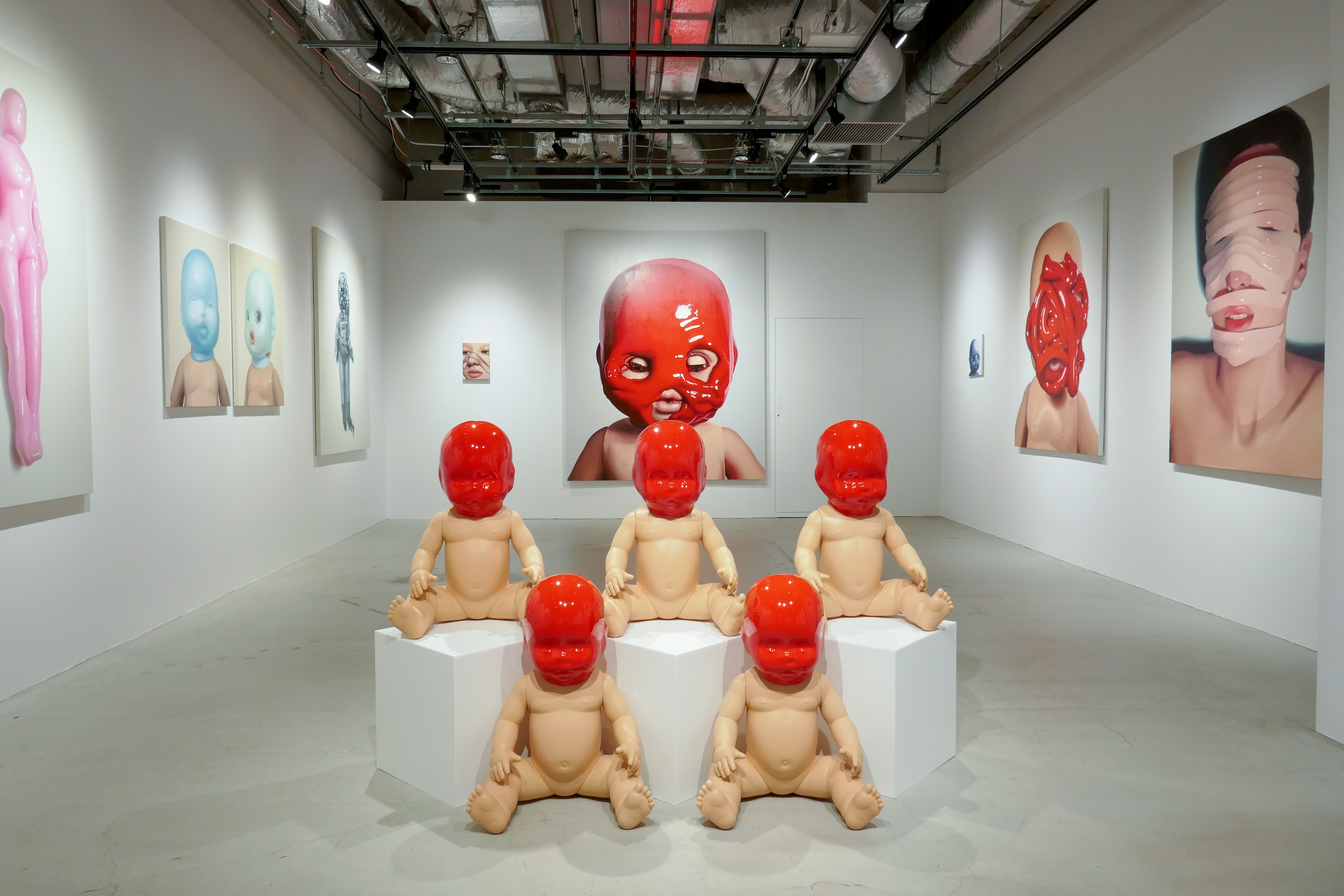 苦しくもあり安心する芸術。スライムを被った人物画で大注目の画家