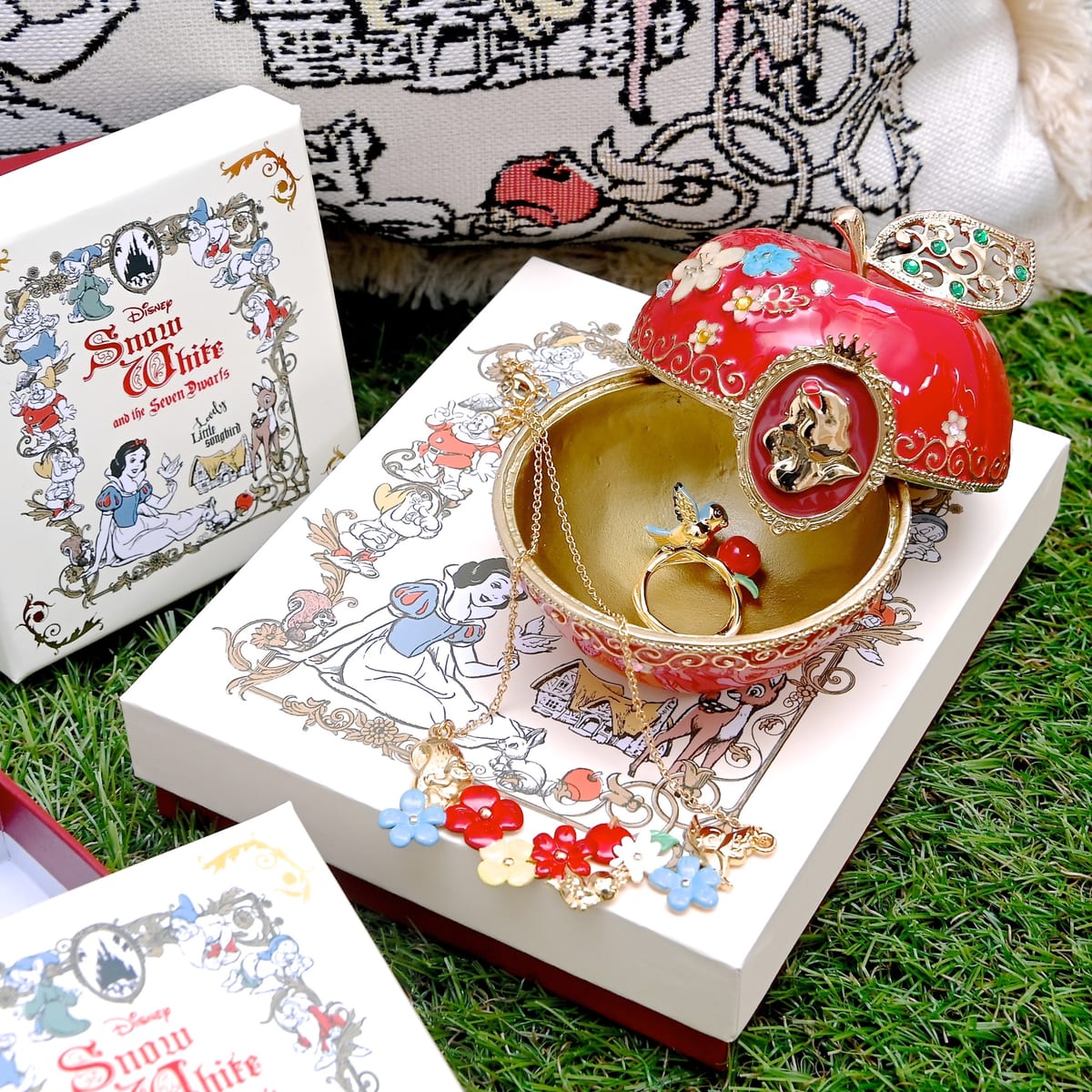 映画 白雪姫 グッズ3点セット（フーディーパーカー・手鏡・りんごの