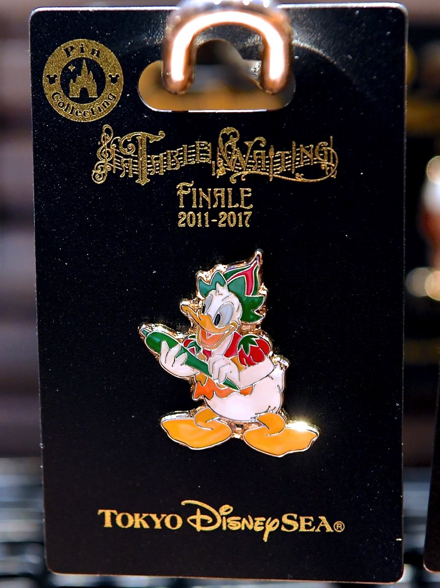 ピンバッジ ディズニーストア ドナルド チップ デール クリスマス 2004