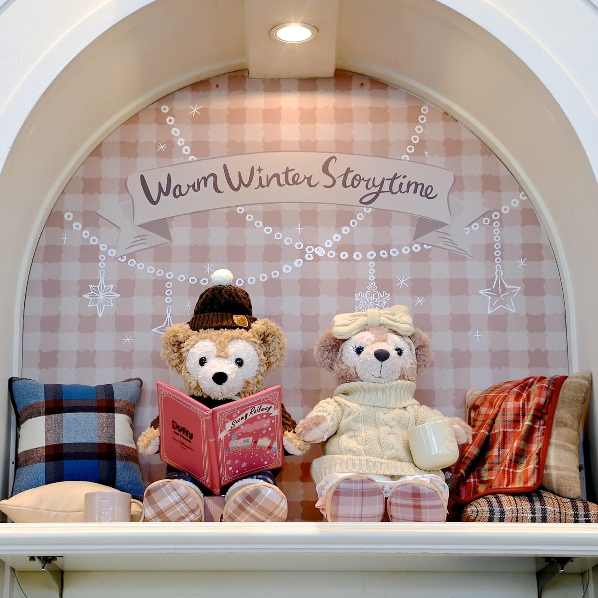 仲良く絵本を読むダッフィー＆シェリーメイ！「ダッフィー＆フレンズの