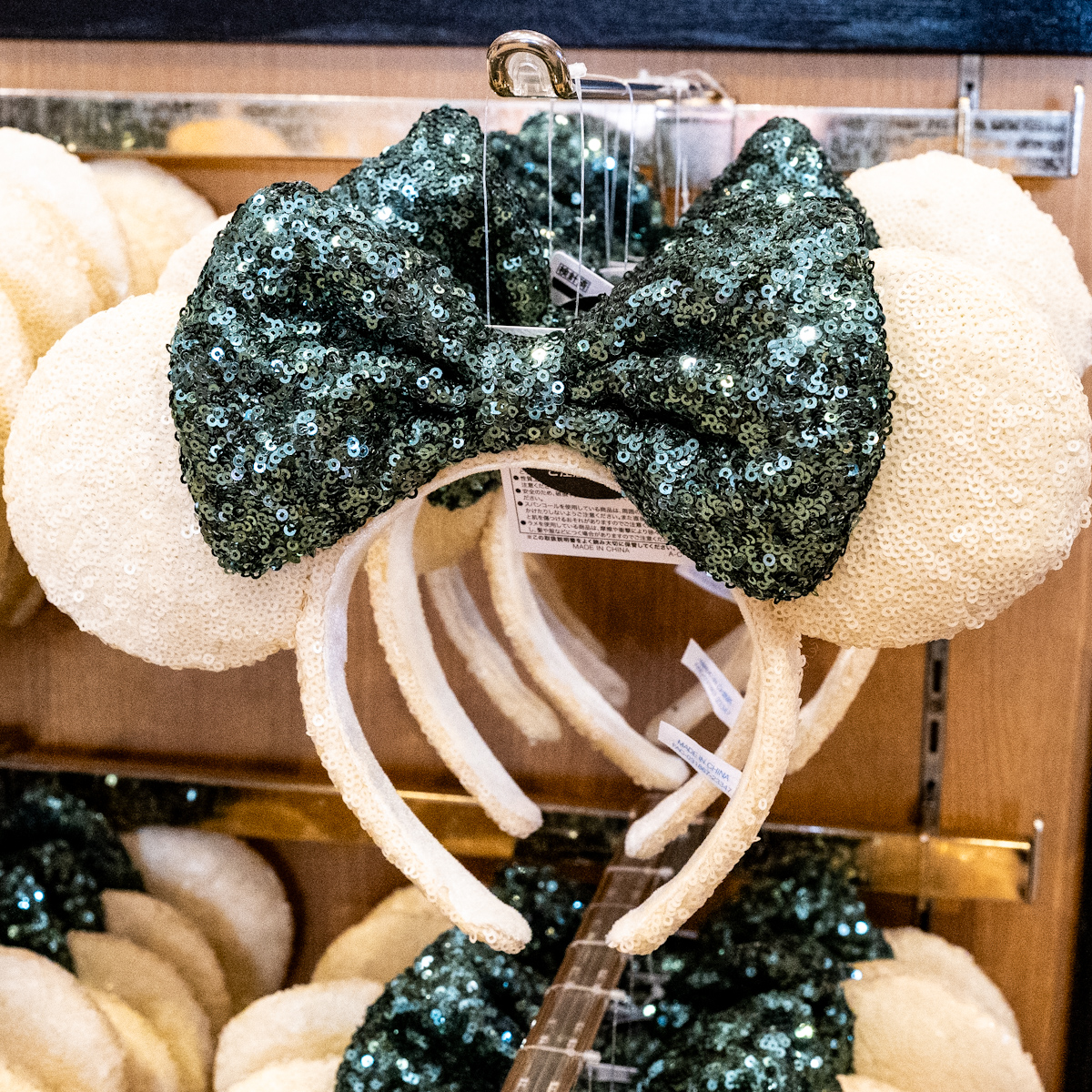 深緑と白のアースカラー！東京ディズニーランド ミニーマウス