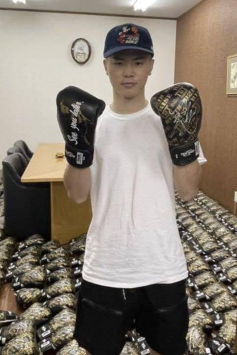 激レア 那須川天心 キックボクシング引退記念 直筆サイン入り グローブ