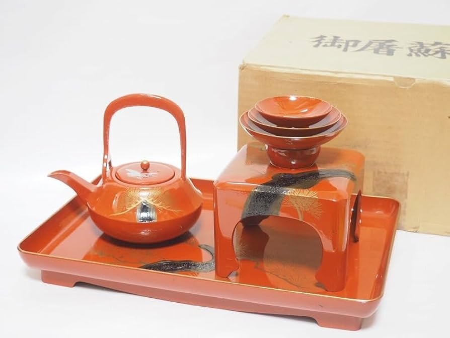 Amazon.co.jp: C0327 洗朱 錆松鶴図 屠蘇器 四ツ揃 箱付 神具 酒器