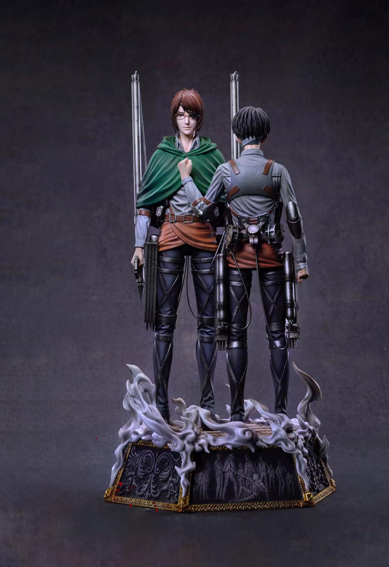 Amazon.co.jp: リヴァイ・アッカーマン ハンジ・ゾエ フィギュア 1/6