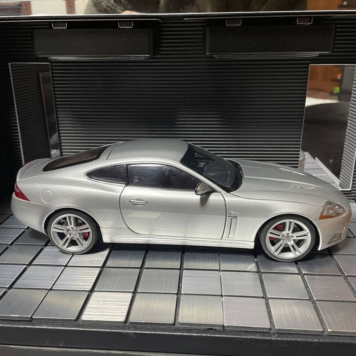 Amazon.co.jp: オートアート1/18 ジャガー XKクーペ シルバー : 車＆バイク