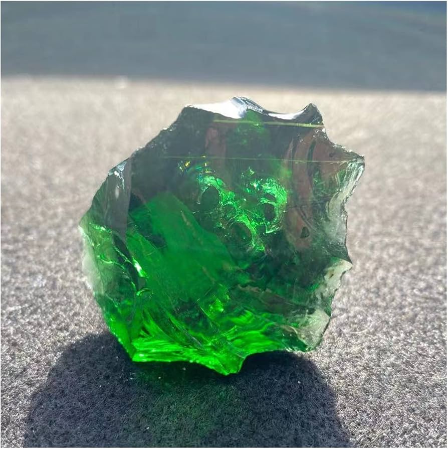 緑色の半透明な石 緑色の宝石：31個の緑色の宝石と