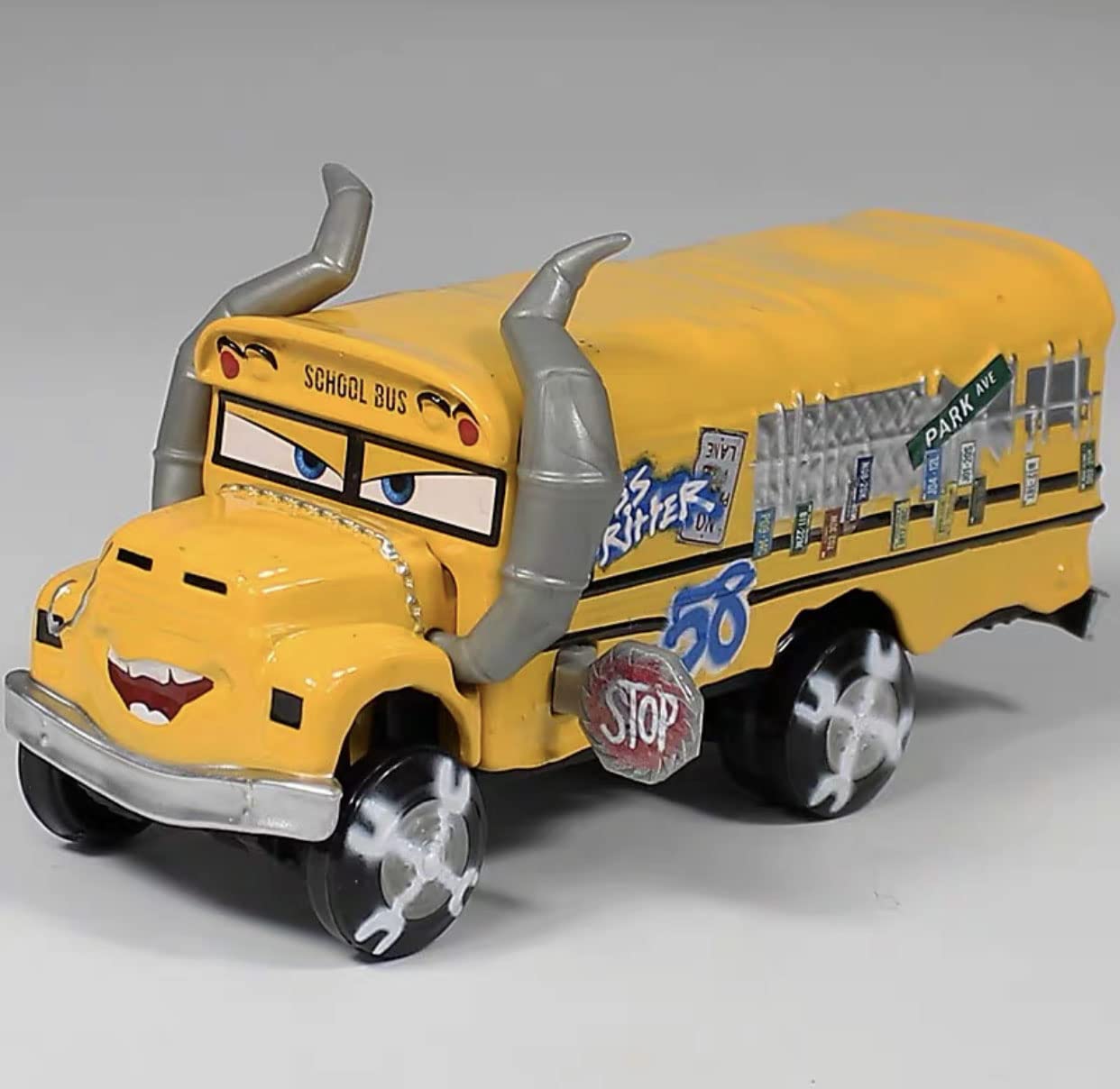 カーズ、ミニカー、マテル（アーヴィー、ミスフリッター）（目が変わる