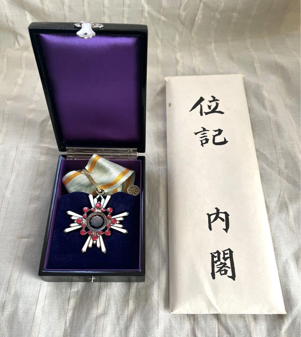 勲三等瑞宝章・勲章。【箱入美品／祖父の所有物でした】。 Yahoo