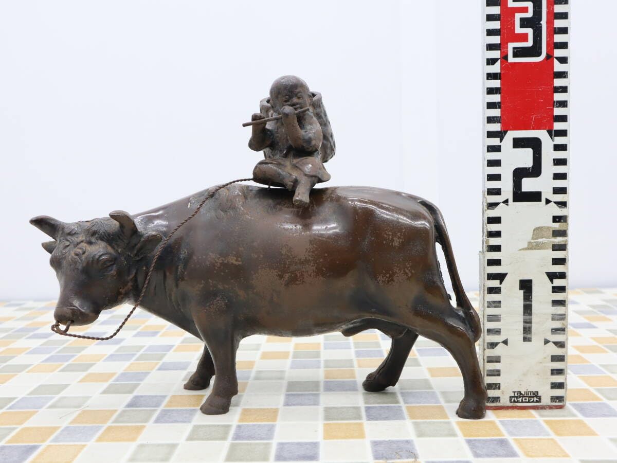 金属製牛と子供の彫刻 牛に乗る子供のブロンズ彫刻 中国工場