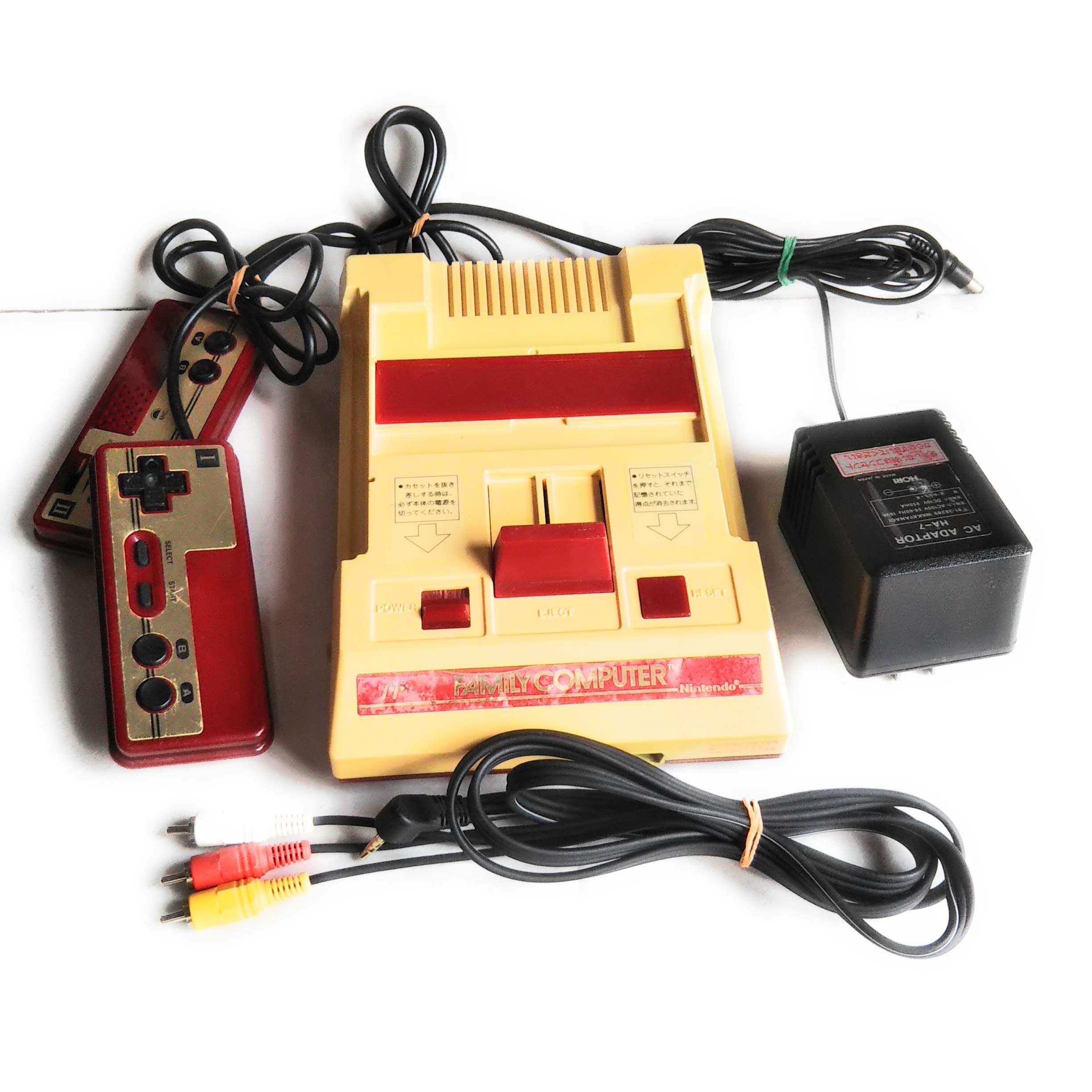 Amazon.co.jp: ファミリーコンピュータ本体 AV仕様 : ゲーム