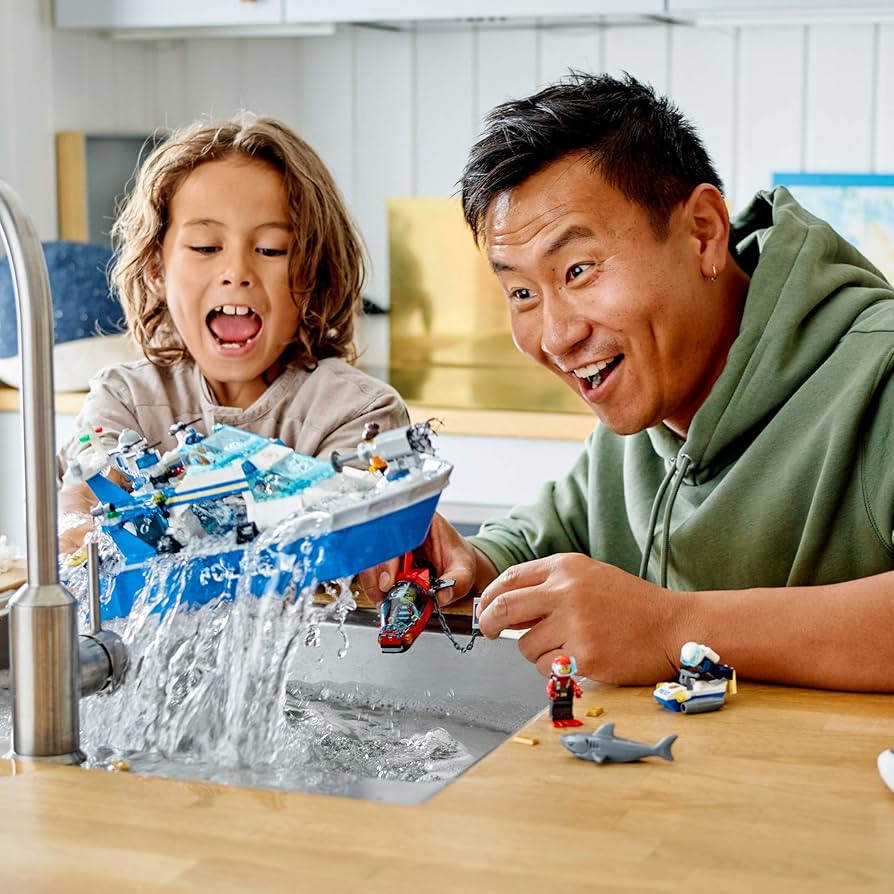 Amazon.co.jp: LEGO City Police Patrol Boat 60277 Building Kit