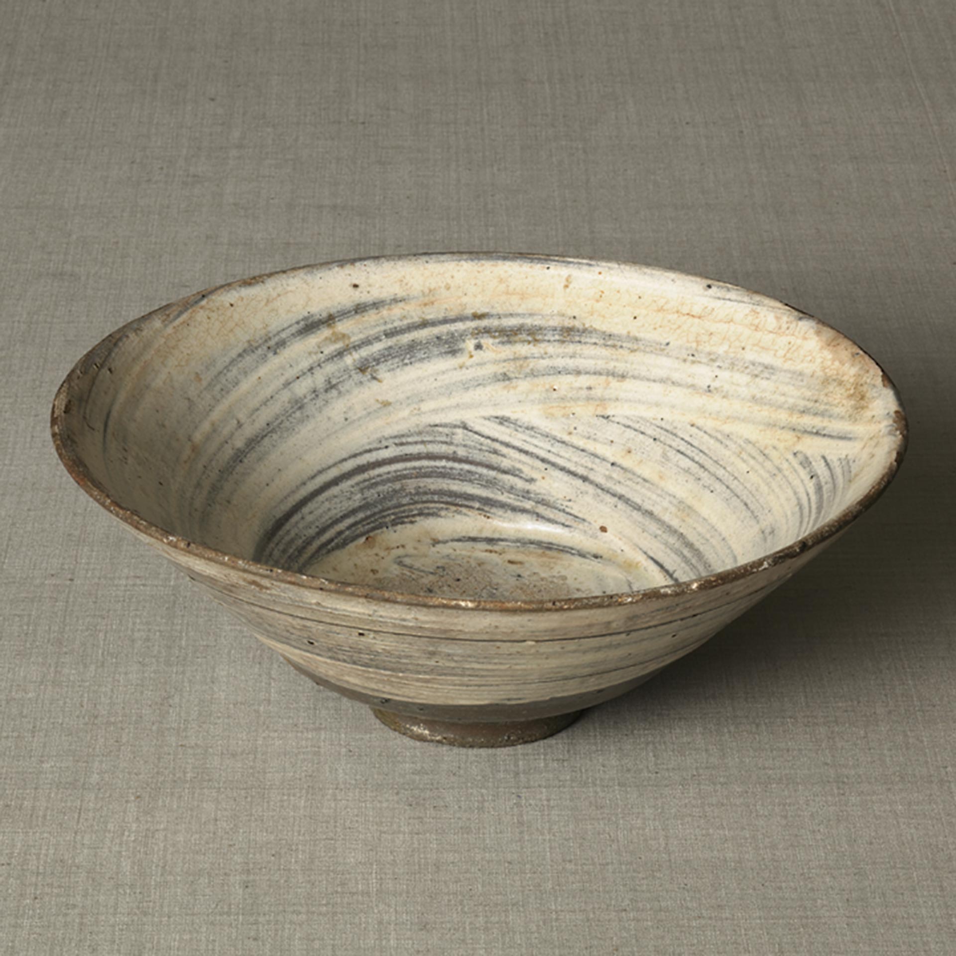 名碗凛とし姿が美しい刷毛目平茶碗銘(水月) 李朝初期時代品茶碗