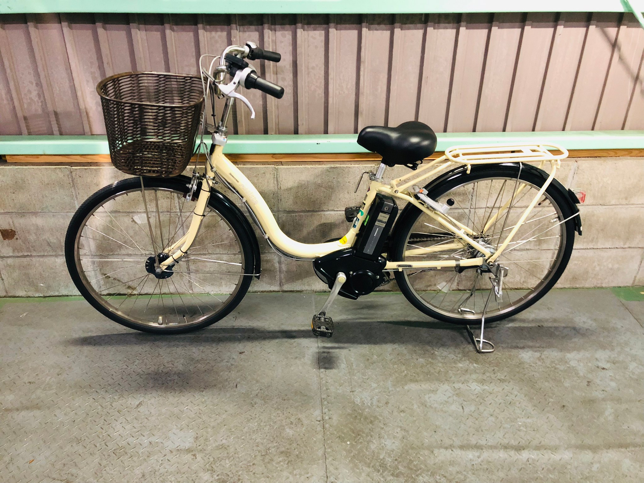 BRIDGESTONEアシスタ電動アシスト自転車 クリーム色 前カゴ付き