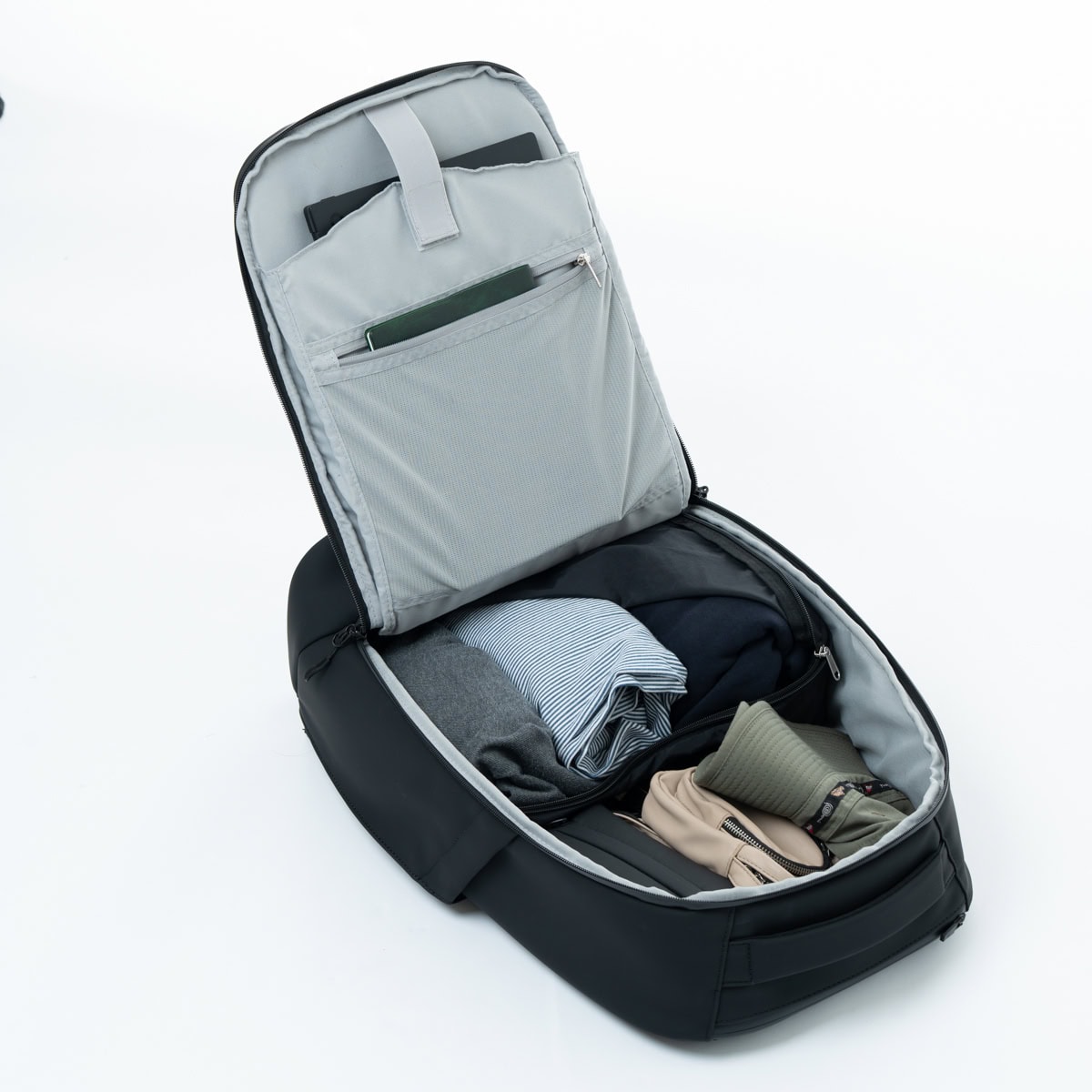 背負えるスーツケース】キャスター格納式で「キャリー→リュックに瞬間