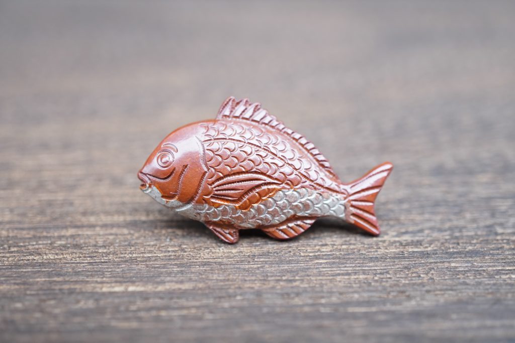 伝統的な魚頭彫刻 胸元を飾る高級魚】伝統的工芸品尾張