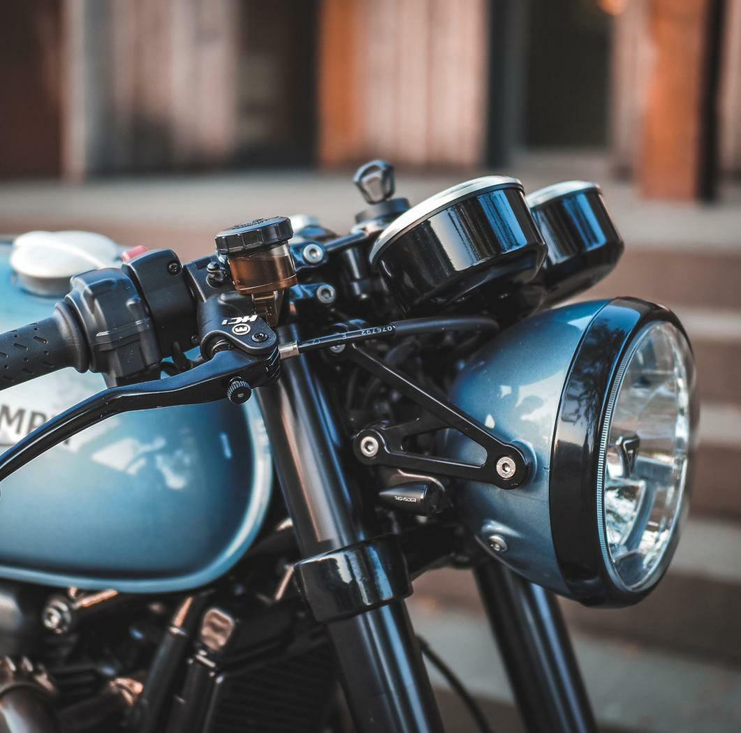 トライアンフ スラクストン1200 ヘッドライト＆スピードメーター