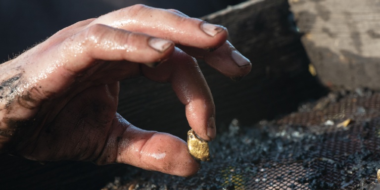 砂金の価値は金より高い？日本最大の重さ769gの砂金の採掘場所を紹介