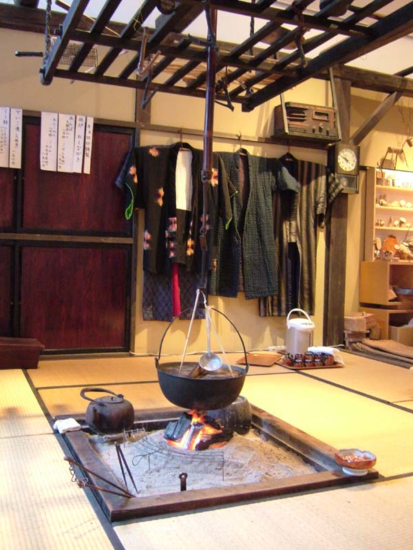 国内唯一の自在鉤 囲炉裏や火鉢の上に 吊るし、鉄瓶等を吊るす道具