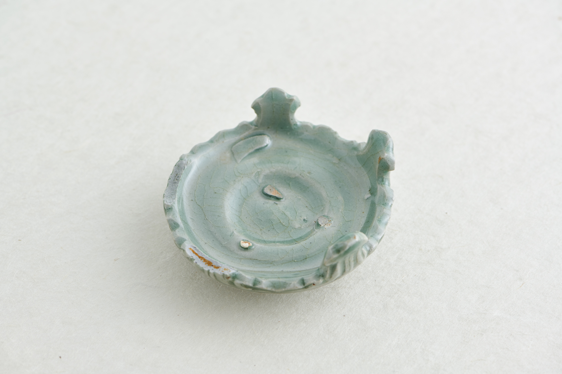 高麗青磁 陽刻菊花文輪花形盞・托 – 古美術中上