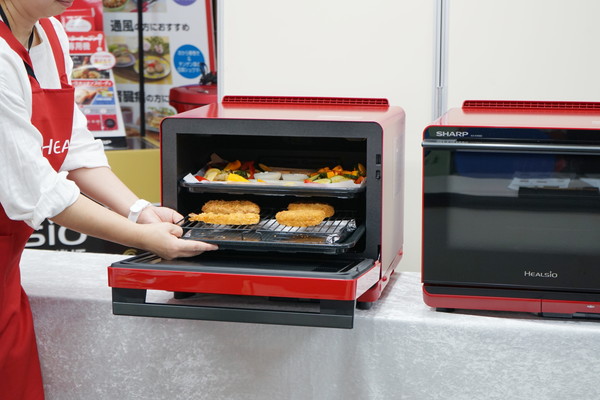 シャープ、赤身肉もおいしく焼けるウォーターオーブン「ヘルシオ