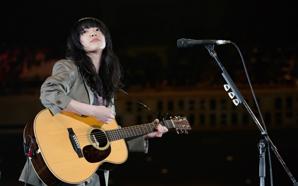 あいみょん、特注スーツで上機嫌！ 弾き語りライブはサービス精神