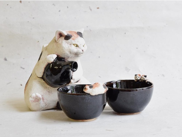 カップの下に座った猫が激かわ！裏まで作り込まれた