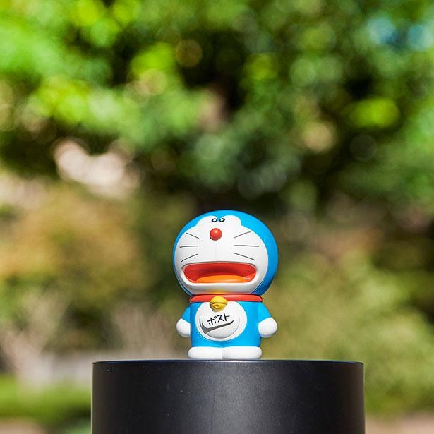 代用シールでポストになった ドラえもん 郵便局50周年 限定 貯金箱