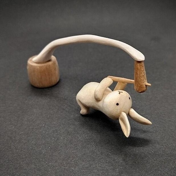 躍動感あふれる木製「餅つきウサギ」がかわいい！うにょーんと伸びるお