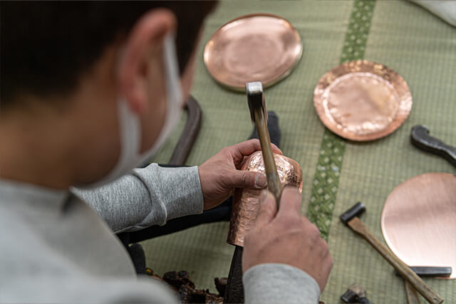 親子で紡ぐ伝統工芸の歴史、シンプルで美しい「富貴堂」の燕鎚起銅器