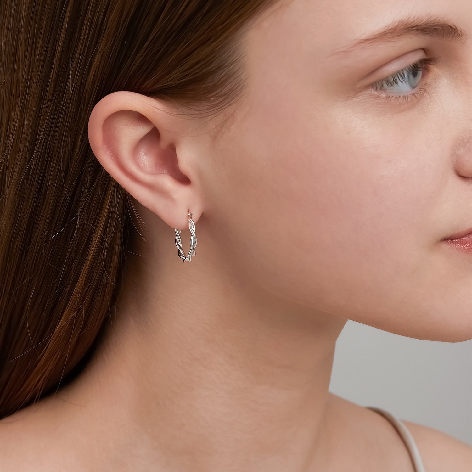 NOJESS K10 ツイストデザイン フープピアス ハート型チャーム付き