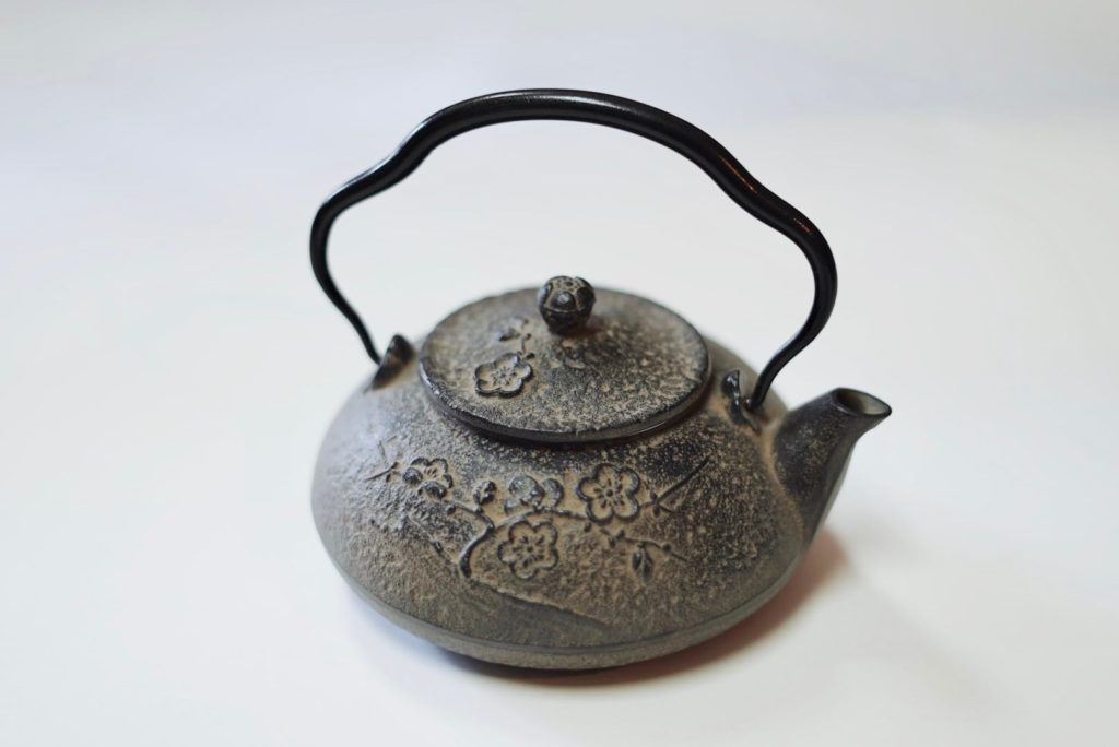 吉祥文様の意味で楽しむ南部鉄瓶の選び方 – 1848年創業 南部鉄器工房 及富