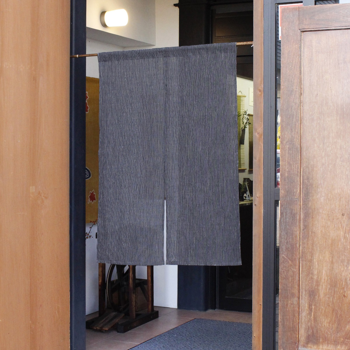 縮のれん 十二布 縞 黒 | IONOストア - 小千谷縮を独自に改良した麻の