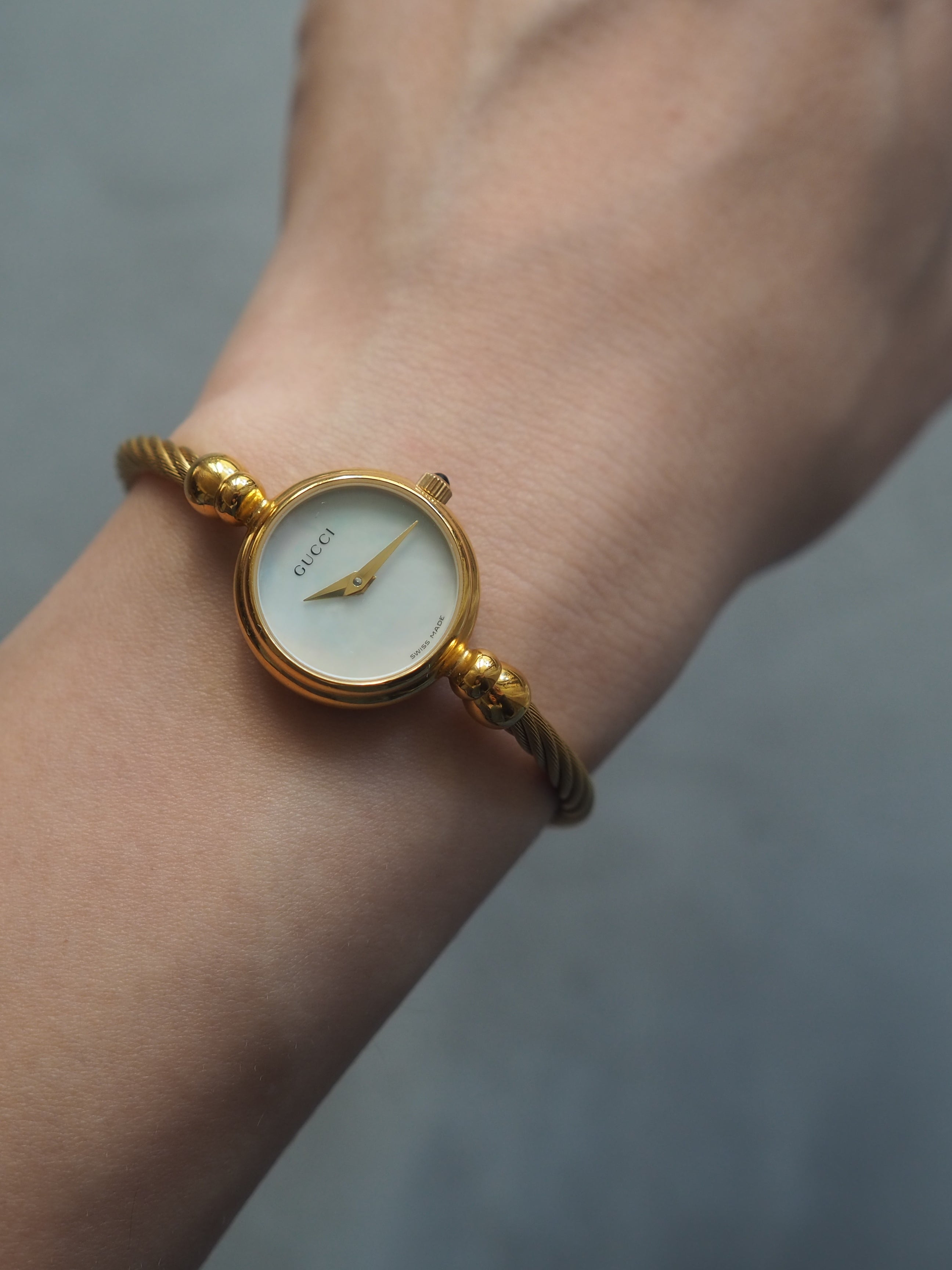 GUCCI グッチ シェル バングル ウォッチ 腕時計 ゴールド ヴィンテージ