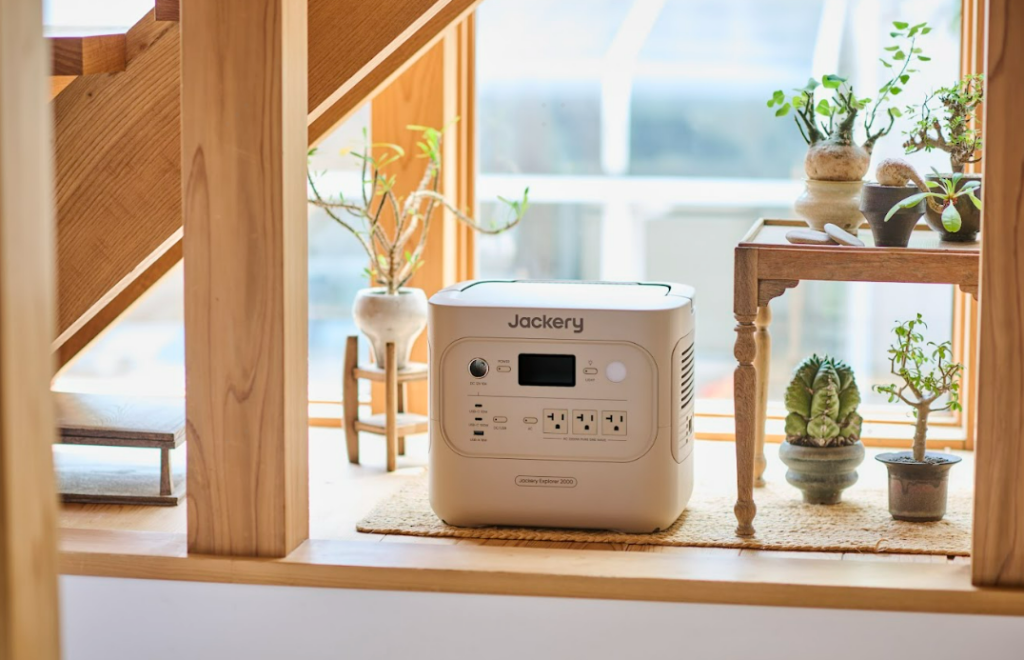 Jackeryからインテリアにも馴染むサンドゴールドカラーのポータブル