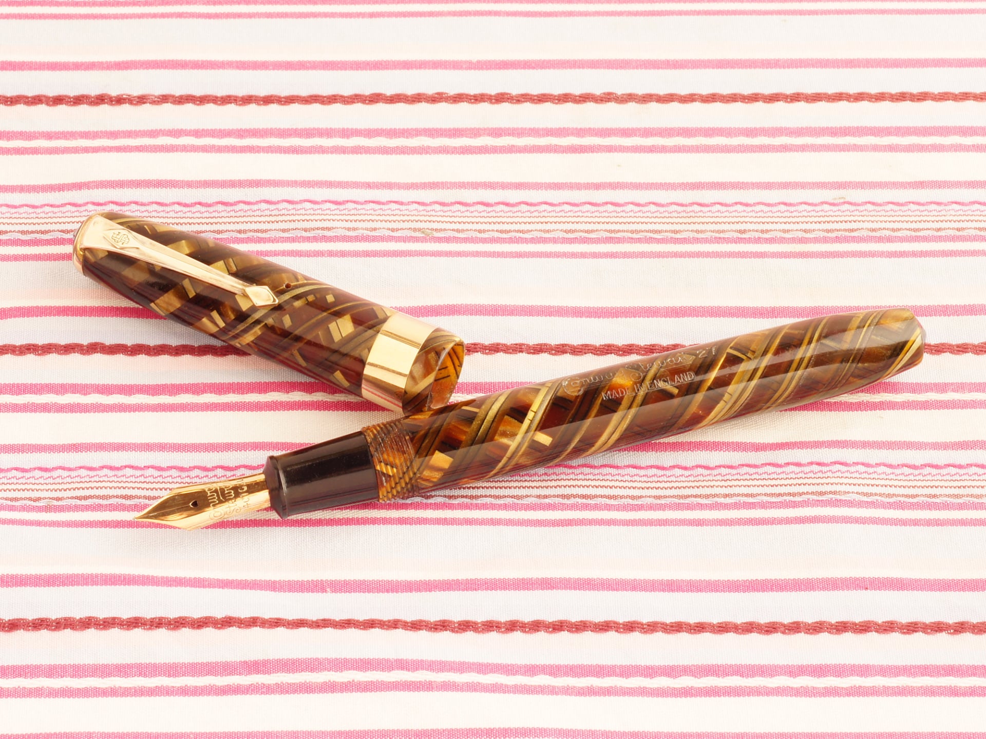 Conway Stewart 27 Executive Tiger-Eye Gold Marble Fountain Pen