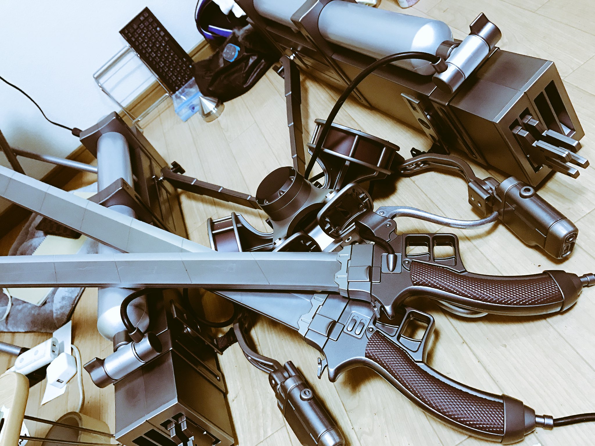 ユニバーサルスタジオ 進撃の巨人 立体機動装置 フィギュア アクリル