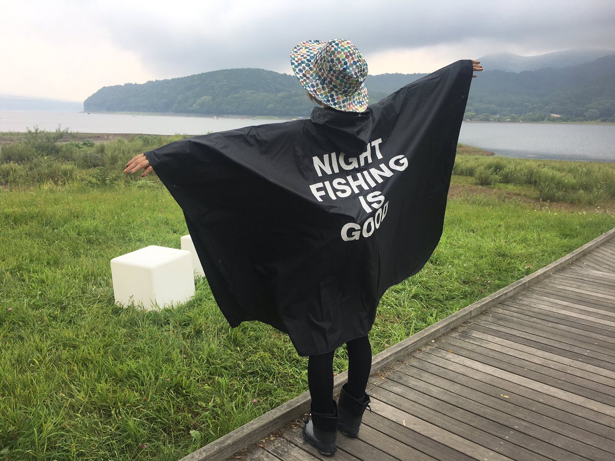 本日の山中湖、雨がチラついているとのことで。物販で扱っているレイン