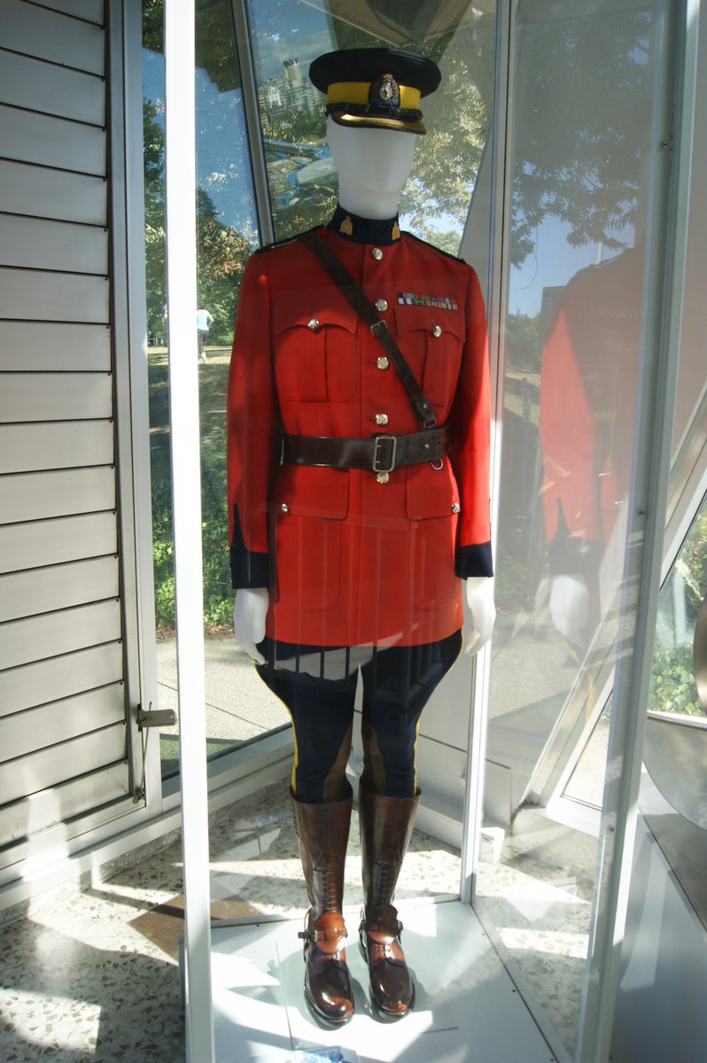 やはり詰襟でかっこいい警察は赤服で有名なカナダ騎馬警官の正装か