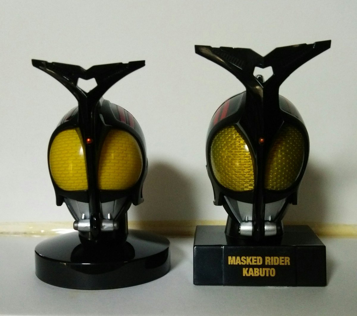 仮面ライダーカブトのダークカブト。左がゲーム購入者抽選で当たった